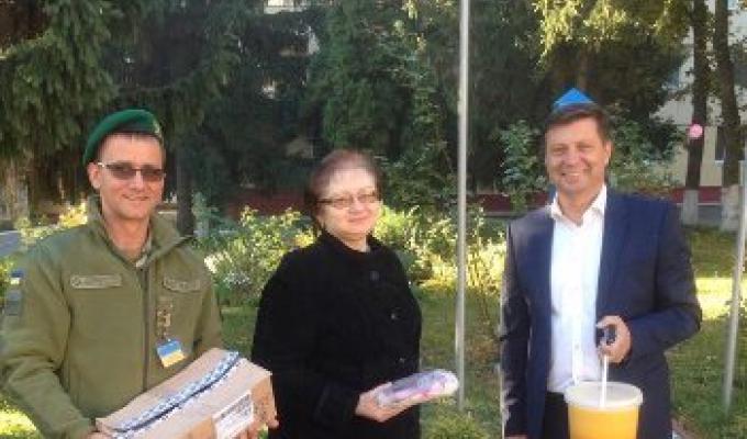 Голова Міловської райдержадміністрації Артур Король привітав з Днем захисника України військовослужбовців, які знаходяться на лікуванні у шпиталі
