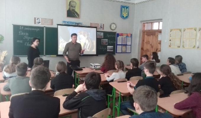 Напередодні Дня Гідності та Свободи голова райдержадміністрації Артур Король зустрівся з учнями Міловської гімназії 