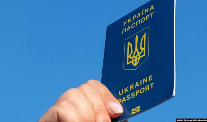 Володимир Зеленський доручив МЗС розробити спрощений механізм надання українського громадянства людям, які потерпають від порушення прав і свобод у своїх країнах