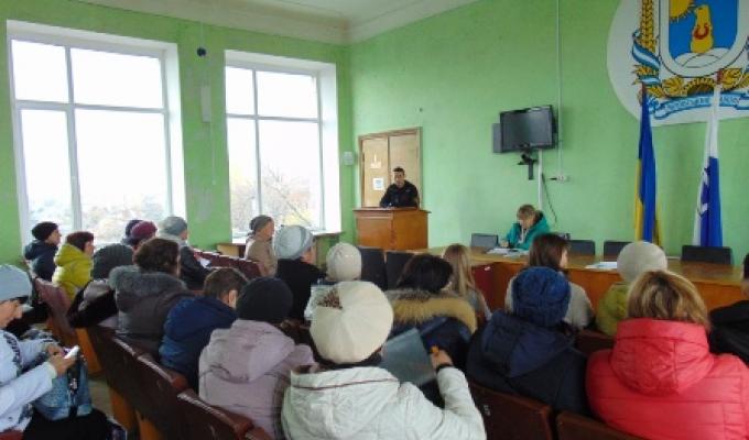 У райдержадміністрації проведено лекцію з соціальними працівниками  з питань пожежної безпеки під час використання пічного опалення та електробезпеки у зимовий період