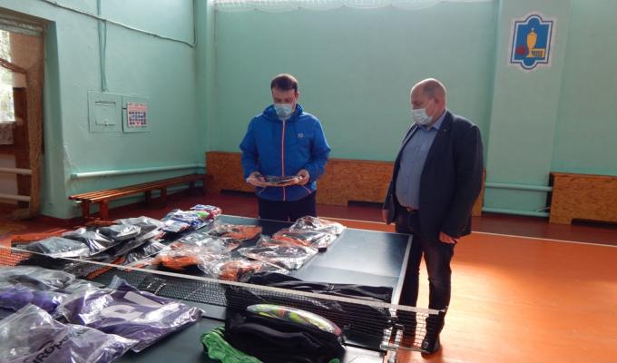 Тренерський колектив виконує ремонтні роботи в Міловській «ДЮСШ»