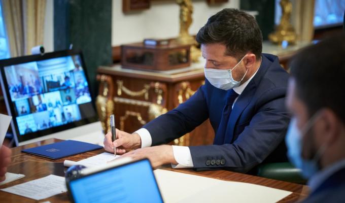Президент підписав закон, що дозволяє науково-педагогічним працівникам та лікарям-інтернам надавати медичну допомогу в закладах охорони здоров’я
