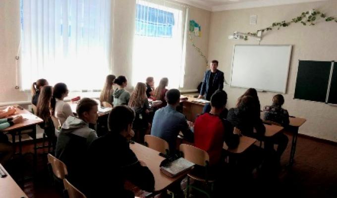 Напередодні Дня захисника України голова Міловської райдержадміністрації Артур Король зустрівся з школярами Міловської гімназії