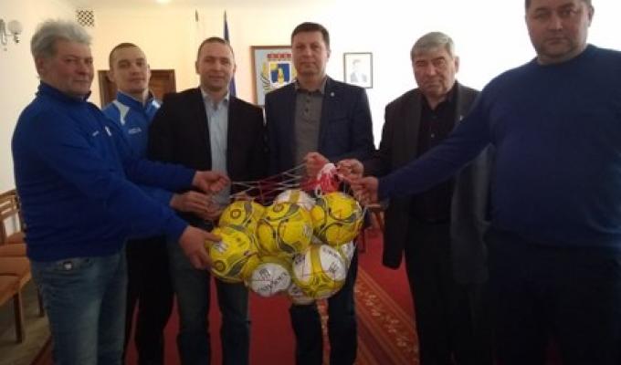 Федерація футболу Луганської області подарувала міловчанам футбольні м'ячі
