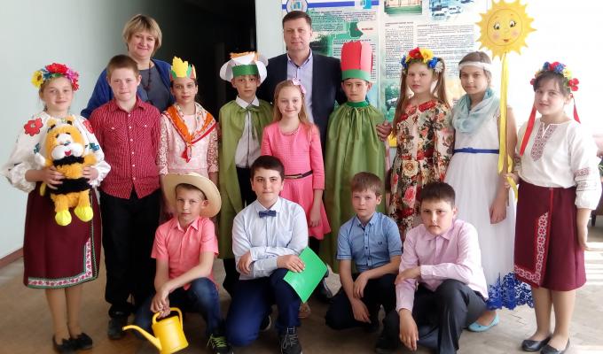 Школярі привітали державних службовців з Великодніми святами