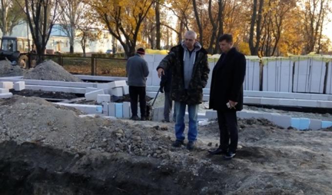 Голова райдержадміністрації Артур Король оглянув місце будівництва селищної амбулаторії загальної практики