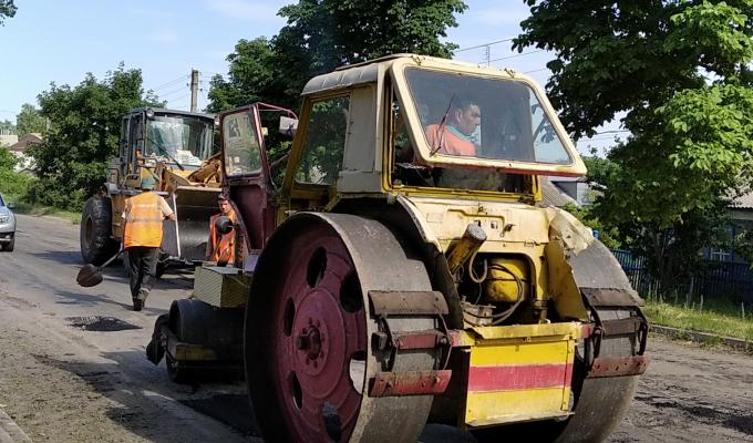 ТРИВАЄ РЕМОНТ ДОРІГ ДЕРЖАВНОГО ТА МІСЦЕВОГО ЗНАЧЕННЯ