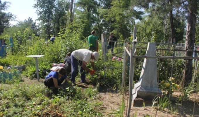 Міловчани прибрали територію селищного кладовища