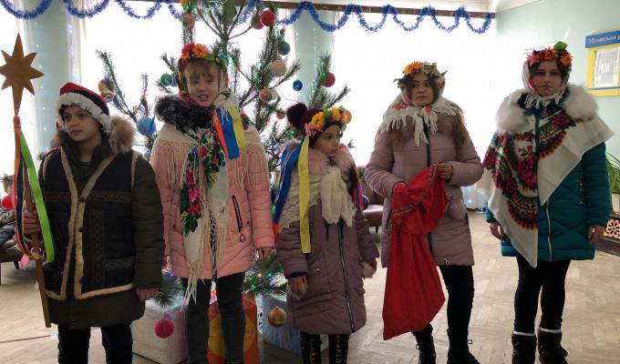 Вихованці центру позашкільної роботи привітали працівників райдержадміністрації з Різдвом Христовим