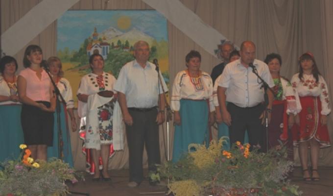 Аматори Дібровського сільського Будинку культури представили на розсуд журі свої творчі здобутки