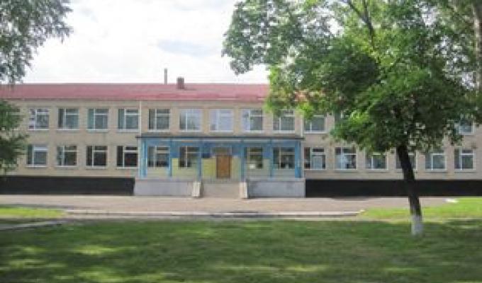У ВЕЛИКОЦЬКІЙ ЗОШ І-ІІІ СТУПЕНІВ РОЗПОЧАТО РЕМОНТ ДАХУ 