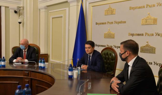 Роботу педагогів завжди мають гідно оцінювати й поважати в суспільстві, - Дмитро Разумков
