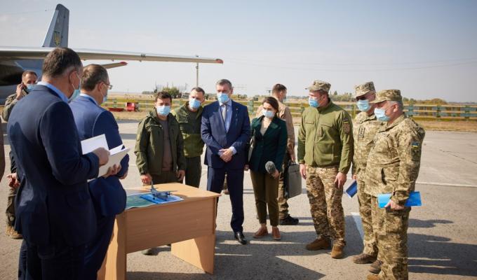 Президент відвідав місце катастрофи літака Ан-26 на Харківщині