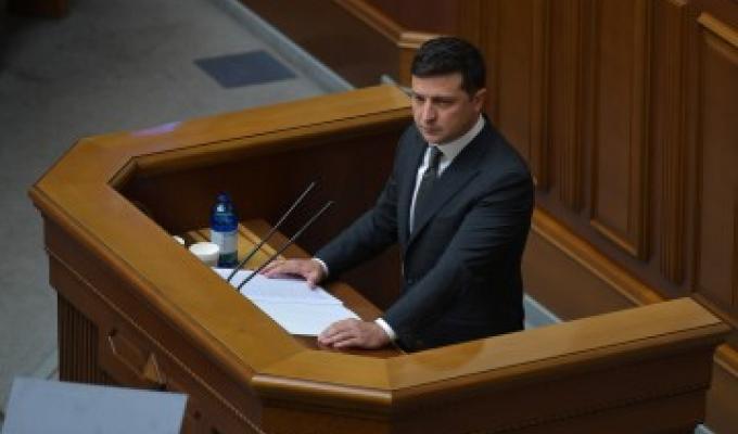 Володимир Зеленський підписав закон про адміністративну відповідальність за перебування у громадських закладах і транспорті без засобів захисту