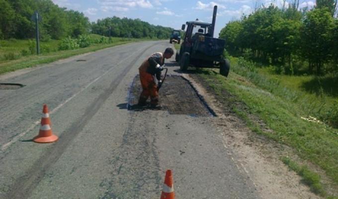 Тривають роботи щодо ямкового ремонту доріг