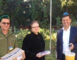 Голова Міловської райдержадміністрації Артур Король привітав з Днем захисника України військовослужбовців, які знаходяться на лікуванні у шпиталі