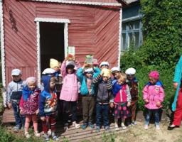 Коли у небі сонечко сміється, а в полі, лузі квіти розцвітають, тоді нас всіх із цим прекрасним святом-з днем захисту дітей завжди вітають 