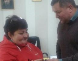 Міловський селищний голова Павло Лукянцов вручив ордери та ключі на житло для безстрокового користування мешканкам смт. Мілове