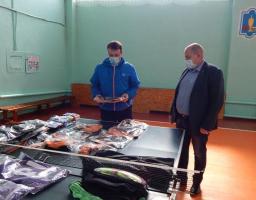 Тренерський колектив виконує ремонтні роботи в Міловській «ДЮСШ»