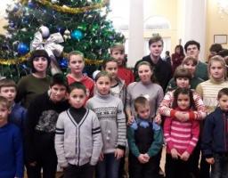 По дорозі йде дідусь з купою пакунків — це несе вже Миколай дітям подарунки.
