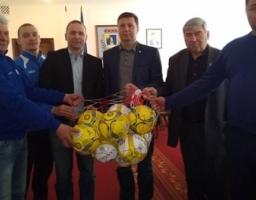 Федерація футболу Луганської області подарувала міловчанам футбольні м'ячі