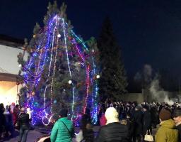 У Міловому запалила свої вогники головна ялинка району