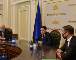 Роботу педагогів завжди мають гідно оцінювати й поважати в суспільстві, - Дмитро Разумков