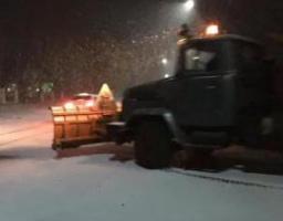 Перший сніг на Луганщині. На дорогах працюють дорожники та рятувальники