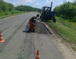 Тривають роботи щодо ямкового ремонту доріг